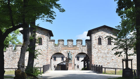 Willkommen bei den Römern! Foto. Eingang zum Römerkastell Saalburg.