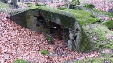 Foto Der Eingangsbereich zu einem Bunker, des sogenannte Bunkerhof, mit der Schießscharte in der Bildmitte.