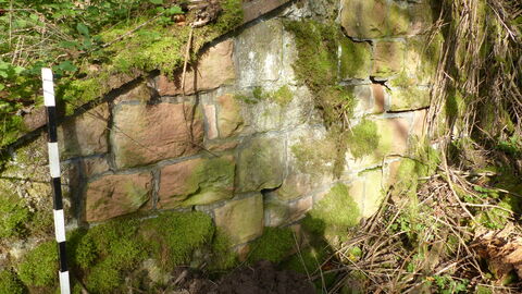 Foto einer mit örtlichem Gestein getarnten Mauer