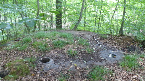 Foto einer betonierten Plattform als Basis für Artillerie- oder Flugabwehrtürme