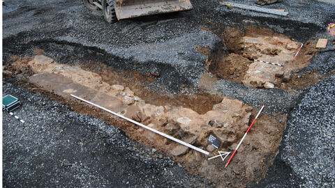 Foto von unter dem Alsfelder Pflaster verborgenen Spuren eines älteren Rathauses.