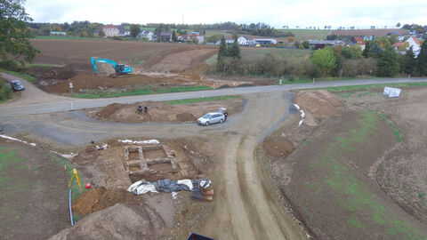 Foto einer Grabung in Felsberg mit einem Steinfundament