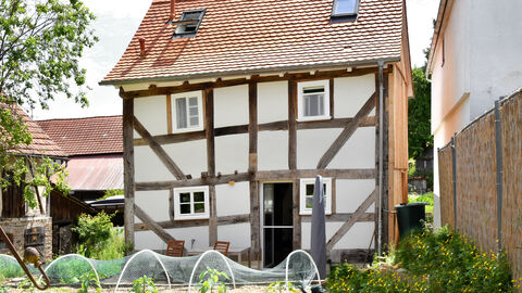 Das Tagelöhnerhaus mitsamt Garten. Foto der Rückseite des Tagelöhnerhauses.