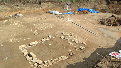 Foto einer Steinummauerung eines mittelalterlichen Grabfeldes.