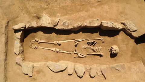 Foto eines mittelalterlichen Steinplattengrabes.