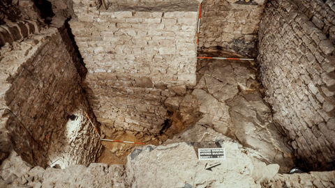 Foto von Überresten älterer Bebauungen im Marburger Landgrafenschloss.