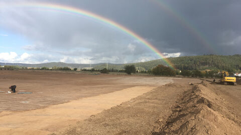Der Kiesabbau im Lahntal bei Niederweimar prägt die Landschaftaft in Sichtweite der Universitätsstadt Marburg. Foto Kiesgrubenerweiterung mit Bagger und Regenbogen