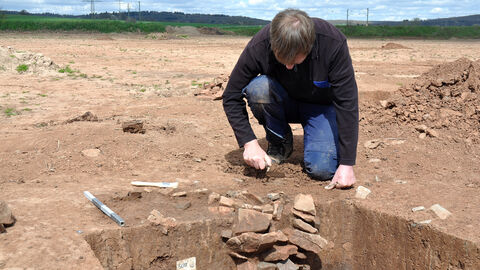 Foto Freilegung vorgeschichtliche Steinpackung.