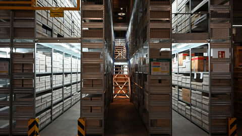 Hessens Geschichte in Regalen Foto von Regalreihen im Zentraldepot