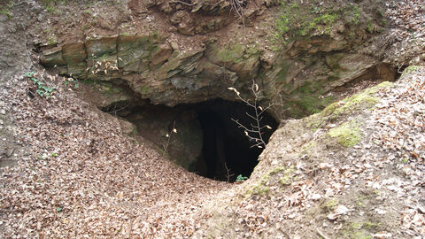 Blick in den Untergrund. Verstürzter Stolleneingang der Grube Friedegrund bei Villmar. Foto. Blick in den Untergrund. Verstürzter Stolleneingang der Grube Friedegrund bei Villmar.