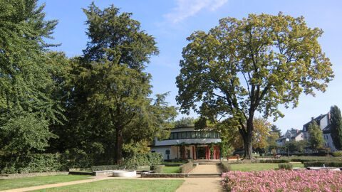 Der Brentanopark in Frankfurt -Rödelheim mit Rosengarten, zwei Brunnen und Pavillon. Foto Brentanopark in Frankfurt -Rödelheim mit Rosengarten, zwei Brunnen und Pavillon.