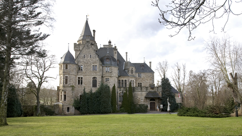 Prachtvolle Schlösser und Herrenhäuser, wie hier das Schloss Gravensberg in Fritzlar, künden noch heute von vergangener Macht und Pracht. Foto des Schlosses Gravensberg in Fritzlar