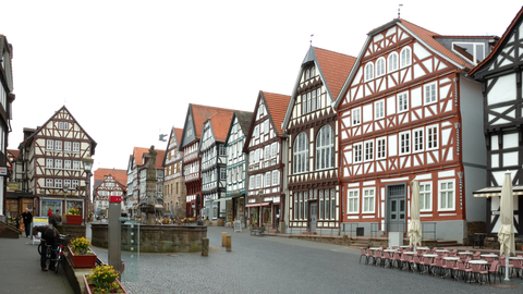 Fachwerkhäuse wie in der Fritzlarer Altstadt prägen viele hessische Stadt- und Dorfkerne. Foto der Fritzlarer Altstadt