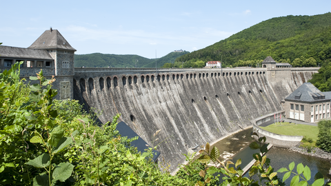 Die Geschichte des technischen Fortschritts in Hessen kann nicht erzählt werden ohne ihre beeindruckenden gebauten Zeugnisse wie die Edersee-Talsperre. Foto der Edersee-Talsperre