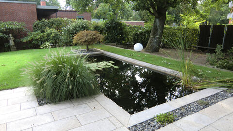 Ein Rechteckiges Wasserbecken in einem Garten der Bungalowsiedlung von Richard Neutra in Mörfelden-Walldorf. Foto Rechteckiges Wasserbecken in einem Garten der Bungalowsiedlung von Richard Neutra in Mörfelden-Walldorf.