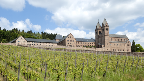 Auch die Geschichte des Einflusses der Kirchen in Hessen lässt sich durch ihre Klöster, Kirchen und - wie hier in Rüdesheim - Abtein erzählen. Foto der Abtei St. Hildegard bei Rüdesheim