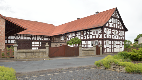 Eines der klassischsten Bilder der Bau- und Kunstdenkmalpflege sind die hessischen Höfe und Fachwerkhäuser die gerade im ländlichen Raum die Ortsgeschichten prägen. Foto eines Fachwerkhofes in Schenklengsfeld