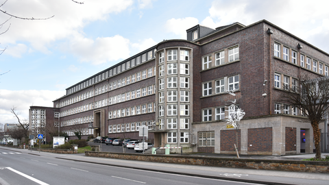 Auch ausschweifende Fabrikanlagen wie hier in Wiesbaden Biebrich sind fester Bestandteil der wirtschaftlichen und technischen Entwicklung des Landes. Foto der Kalle in Wiesbaden Biebrich