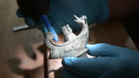 Das Bild zeigt einen archäologischen Fund während der Restaurierung.