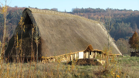 Rekonstruiertes Rössener Haus - Zeiteninsel Archäologisches Freilichtmuseum Marburger Land eG