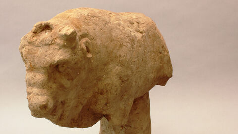 Das Bild zeigt eine römische Stierplastik aus Wiesbaden-Mainz-Kostheim