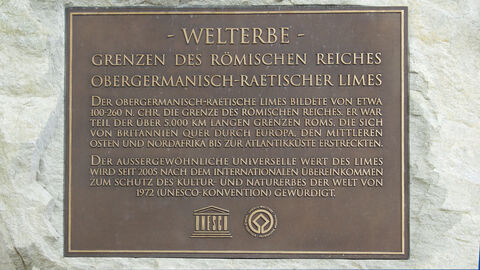 Seit 2005 ist der Obergermanisch-Raetische Limes Teil des UNESCO Weltkulturerbes Grenzen des Römischen Reiches. Foto der Tafel zum Welterbe des Limes