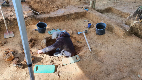 Foto. Dr. Gassmann im ausgenommenen Ofenschacht.