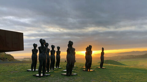 Keltenwelt am Glauberg mit Kunstinstallation aus Keltenfürstplastiken im Abendrot