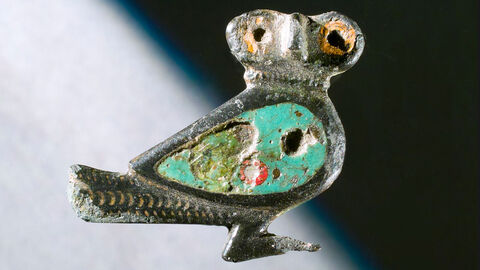 3,2 cm große Tierfibel in Gestalt einer Eule aus Bronze mit Emaileinlagen, 2. Jh. n. Chr.