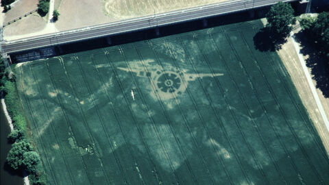 Luftbildarchäologie: Im Bewuchs zeichnen sich die unter dem Acker liegenden Reste der Festungswerke auf der Maaraue bei Wiesbaden deutlich ab. Das Luftbild zeigt die Befestigungsanlagen auf der Maaraue bei Wiesbaden.