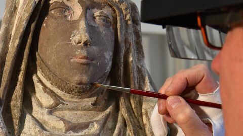 Marienfigur aus St. Leonhart während der Bearbeitung. Foto. Marienfigur aus St. Leonhart während der Bearbeitung.