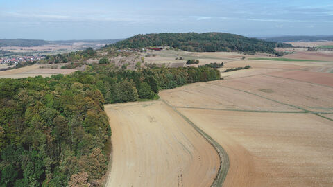 Der Glauberg ist mit mächtigen Ringwällen der Eisenzeit befestigt (Gemeinde Glauburg, Wetteraukreis).