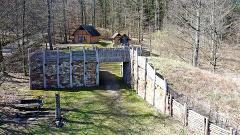 Rekonstruktion eines keltischen Tangentialtores samt Pfostenschlitzmauer auf dem späteisenzeitlichen Oppidum Dünsberg, bei Gießen (Lkr. Gießen). 