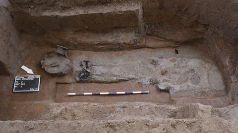 Eisenzeitliche Frauenbestattung des 5. Jh. v. Chr. Die Knochen sind vergangen und nur durch Schattierungen im Boden erkennbar, Erlensee, Main-Kinzig-Kreis 