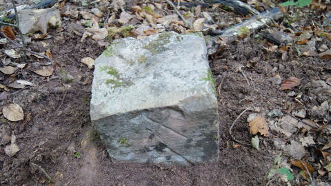 Nicht nur zum Abgrenzen, auch zur Vermessung gedacht. Lochstein der Grube Agricola bei Braunfels-Bonbaden.  Foto. Lochstein der Grube Agricola bei Braunfels-Bonbaden.