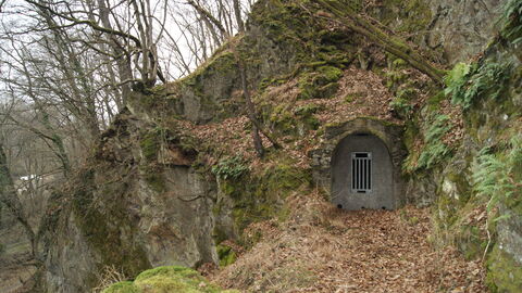 Stein und Erze. Tunnelausgang der Grubenbahn Charon in einem aufgelassenen Steinbruch bei Weilmünster-Ronstadt.  Foto. Tunnelausgang der Grubenbahn Charon in einem aufgelassenen Steinbruch bei Weilmünster-Ronstadt.