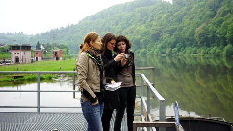 Foto. Die Arbeitsgruppe Industriedenkmalpflege am Neckarkanal in Neckarsteinach.