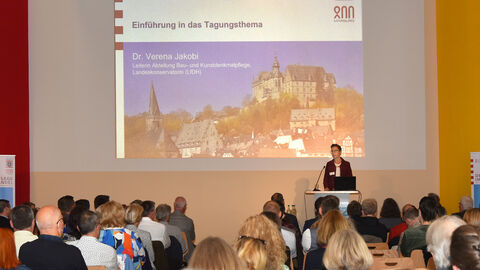 Foto. Dr. Verena Jakobi, Leiterin der Abteilung Bau- und Kunstdenkmalpflege hielt den Einführungsvortrag zum Thema „Denkmalpflege im Klimawandel“.
