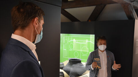 Foto. Pressetermin zur Fundübergabe.