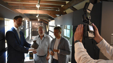 Foto. Presseveranstaltung zur Fundübergabe.