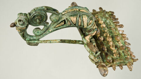 Eine mit Korallenperlen und Einlagen verzierte Maskenfibel (um 400 v. Chr.) aus Grab 3 vom Glauberg. (Gemeinde Glauburg, Wetteraukreis)