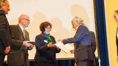 Foto. Preisverleihung an die Gesellschaft der Freunde Theater Altes Hallenbad Friedberg/Wetterau e. V.