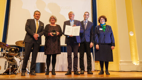 Foto. Preisverleihung an den Hümmer Verein.