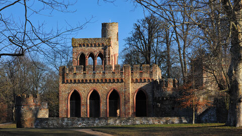 Das Bild zeigt die Mosnurg im Biebricher Schlosspark.