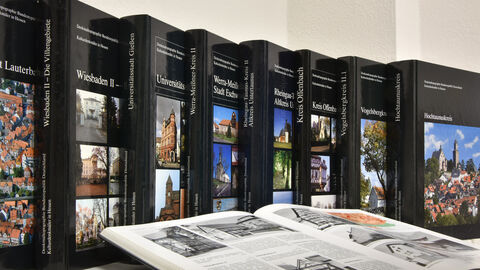 Das gedruckte Gedächtnis der Bau- und Kunstdenkmalpflege. Foto. Auswahl an Denkmaltopographien.