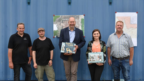 v.l.: Dr. Jörg Lindenthal (Kreisarchäologie Wetteraukreis), Hardy Prison M.A. (hessenARCHÄOLOGIE), Kreisbeigeordneter Matthias Walther (Wetteraukreis), Bürgermeisterin Olga Schneider (Rockenberg) und Erster Beigeordneter Berthold Antony (Rockenberg). Foto. Pressetermin in Rockenberg. Von links: Dr. Jörg Lindenthal (Kreisarchäologie Wetteraukreis), Hardy Prison M.A. (hessenARCHÄOLOGIE), Kreisbeigeordneter Matthias Walther (Wetteraukreis), Bürgermeisterin Olga Schneider (Rockenberg) und Erster Beigeordneter Berthold Antony (Rockenberg).