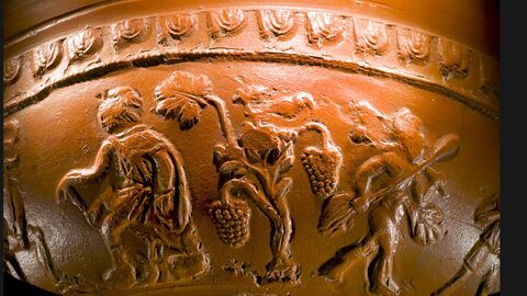 Fragement eines Terra-Sigillata-Gefäßes der Form Dragendorff 37, ca. 110 bis 160 n. Chr.