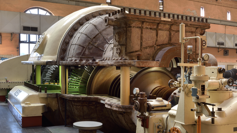 Foto. Turbine im Heizkraftwerk in Frankfurt.