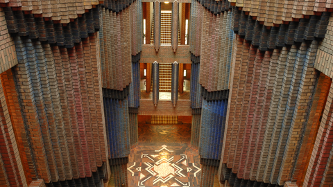 Foto. Inneres des Frankfurt-Höchster Industrieparks Peter Behrens.