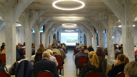 Die beliebte Veranstaltung fand im Fruchtspeicher aus Trendelburg im Freilichtmuseum statt. Moderiert wurde sie von Uli Thümmler, Propstei Johannesberg und Jan Ermel, DenkmalAkademie der Deutschen Stiftung Denkmalschutz. Foto. Achtes Hessisches Denkmalgespräch.